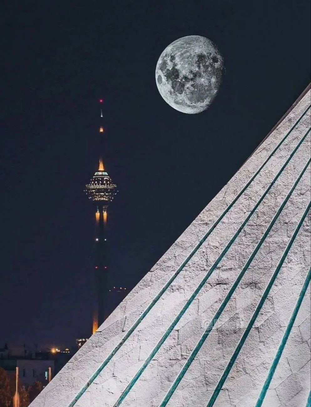 عکس هنری زیبا از دو برج تهران در یک قاب