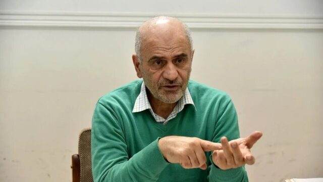 فرشاد مؤمنی سیاست های تورم زا جامعه را به قهقرا می برد