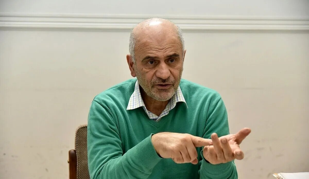 فرشاد مؤمنی سیاست های تورم زا جامعه را به قهقرا می برد