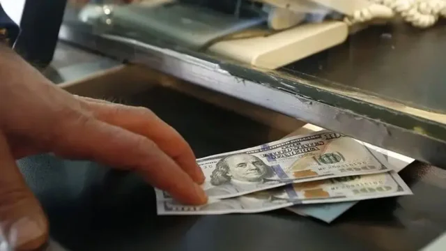 فروش دلار با کارت ملی ادامه دارد متقاضیان توجه کنند