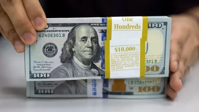 قیمت امروز دلار و طلا در بازار دلار ۲۷۰ هزار و طلا ۲۶ میلیون و ۳۶۶ هزار