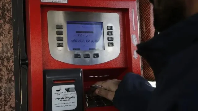 محدودیت کارت سوخت جایگاه ها در ۱۱ استان و چالش های رانندگان در سفر