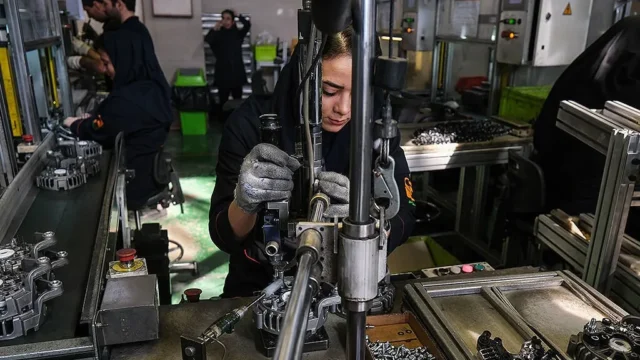 معاون وزارت کار در صورت ادامه رشد منفی ۱ ۴ میلیون شغل در خطر است