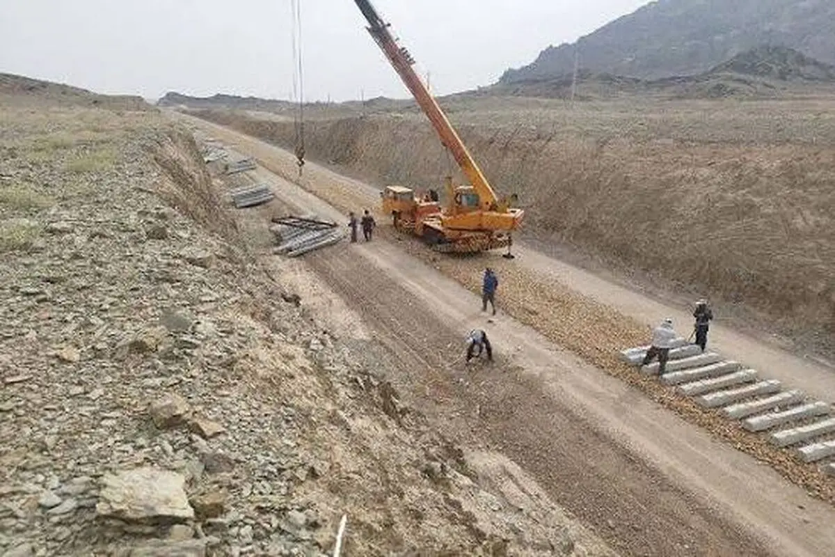 معوقات مزدی کارگران پروژه راه آهن چابهار به زاهدان از اخراج می ترسیم