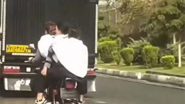 موتورسواری ۴ دختر دانش آموز روی یک موتورسیکلت