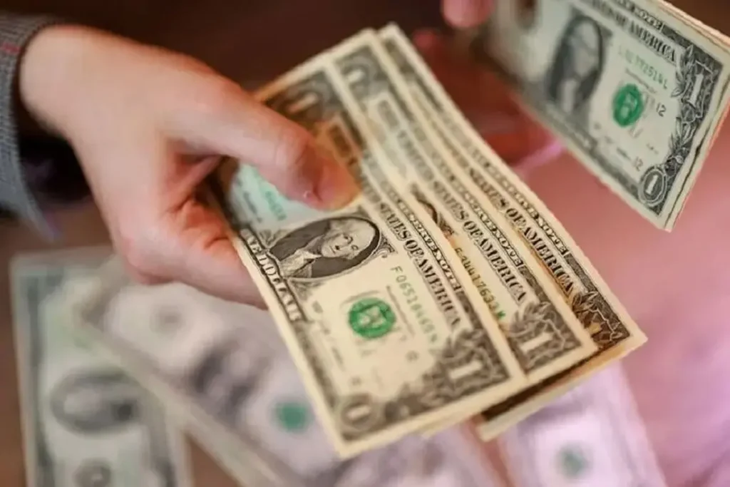 نرخ لحظه ای دلار و طلا در بازار آزاد دلار به ۲۷۰ هزار تومان رسید
