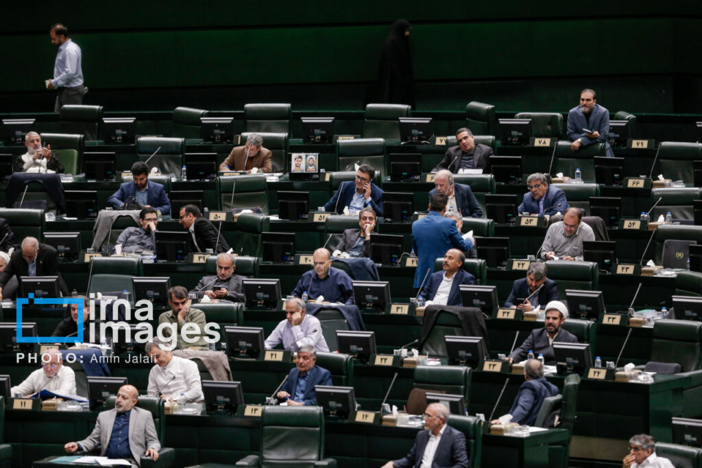نشست ویژه مجلس برای بررسی برنامه های وزیر پیشنهادی دفاع برگزار شد