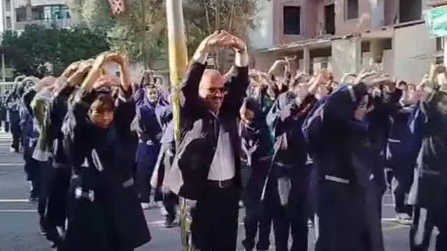 ورزش صبحگاهی مدیر آموزش و پرورش با دختران دبیرستانی