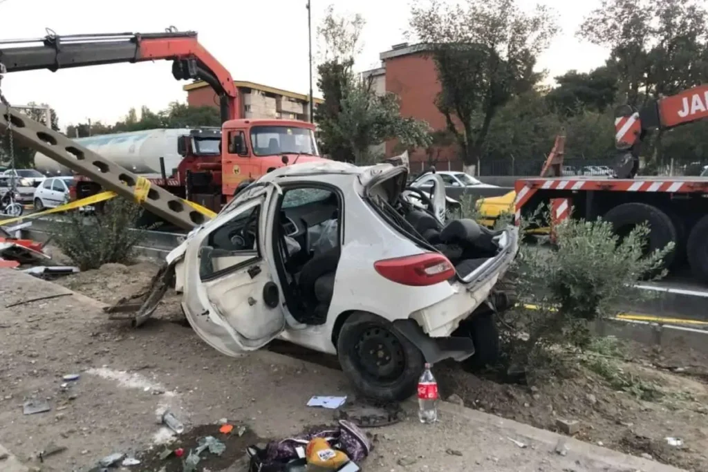 پژو ۲۰۷ به تیر برق کوبید پرتاب زن جوان و دخترش به بیرون از خودرو