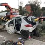 پژو ۲۰۷ به تیر برق کوبید پرتاب زن جوان و دخترش به بیرون از خودرو