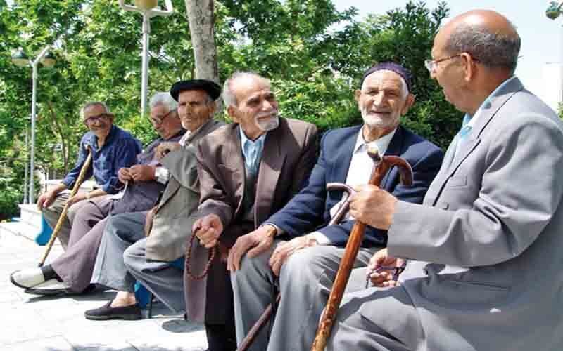 پیامک بانکی نماد دغدغه های اقتصادی سالمندان همدانی