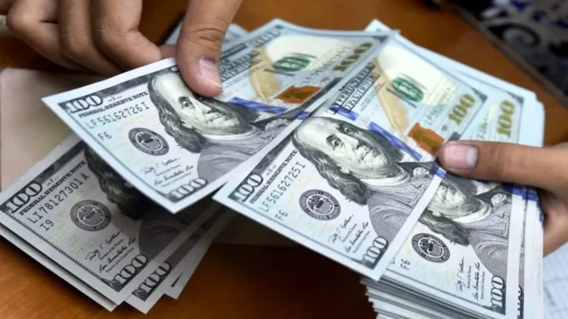 پیش بینی قیمت دلار چهارشنبه ۶ آبان ۱۴۰۵ سردرگمی دلار همچنان ادامه دارد
