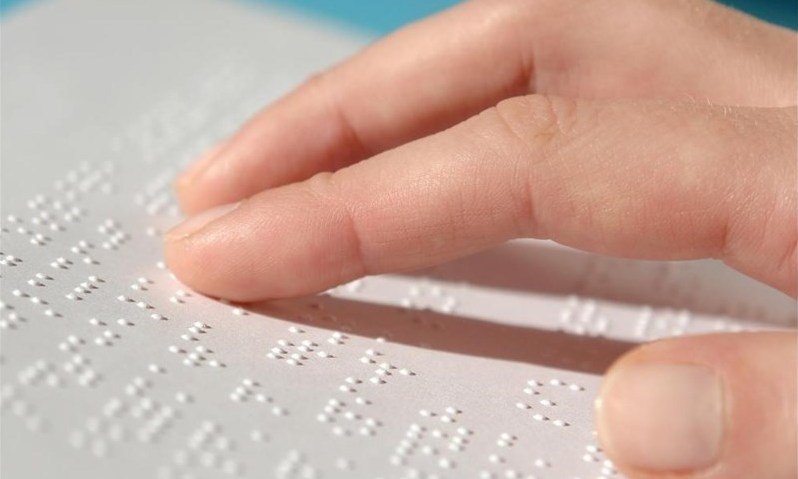 چالش های تحصیل دانش آموزان نابینا چرا کتاب صوتی جایگزین خوبی برای بریل نیست
