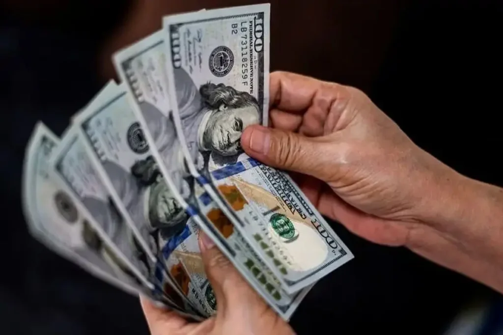 کاهش قیمت دلار آزاد به ۲۶۵ هزار تومان در بازار امروز