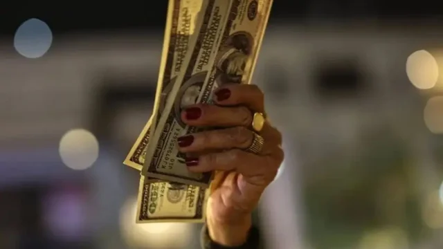 کاهش قیمت دلار و طلا در شروع هفته جدید