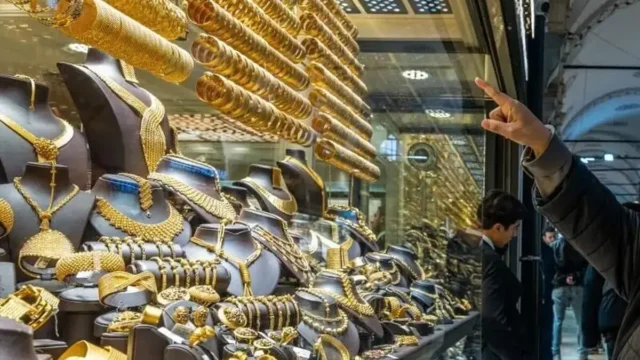 کاهش قیمت طلای ۱۸ عیار و سکه در پی افزایش دلار آزاد