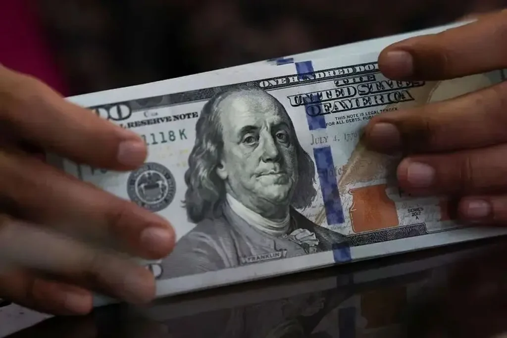 کاهش ۱۰ هزار تومانی قیمت دلار در بازار آزاد