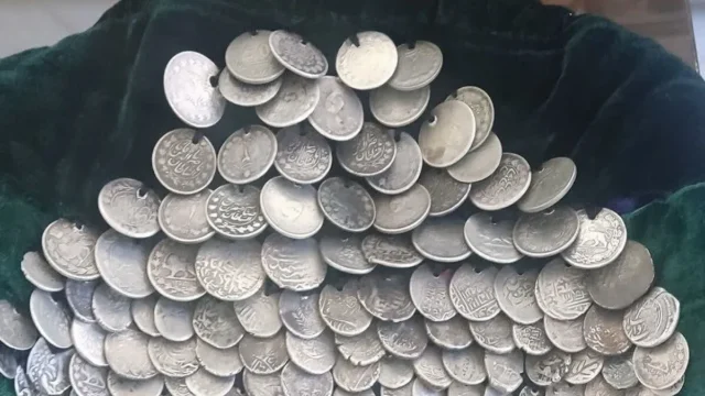 کشف کلاه پولی عتیقه در خراسان جنوبی