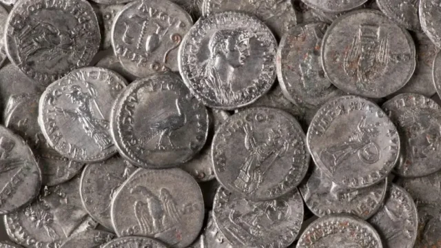 کشف ۹۳۴ سکه نقره رومی در زمین کشاورزی آلمان پس از ۲۰۰۰ سال
