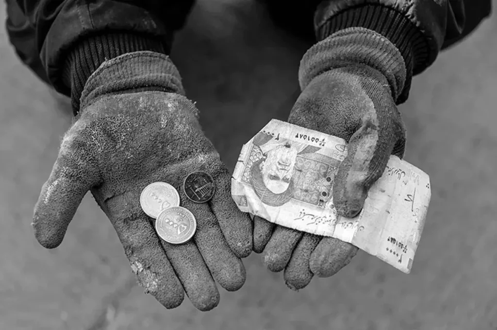 کمر مردم در حال شکستن است معیشت باید اولویت دولت باشد